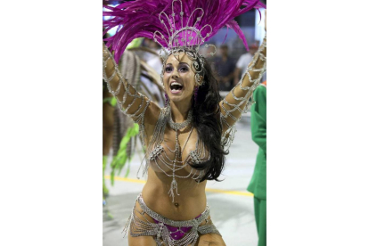 El amor en sus diferentes expresiones, representado por la escuela Camisa Verde e Branco, abrió el desfile de las escuelas de samba del carnaval de Sao Paulo (Brasil). Foto: EFE/Sebastião Moreira