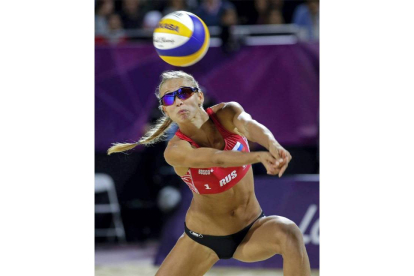 Anastasia Vasina de Rusia juega el balón durante un partido de voleibol de playa contra Austria.