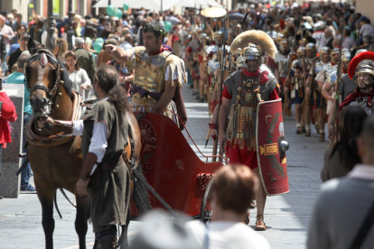 Los romanos desfilan por la calle Ancha. RAMIRO