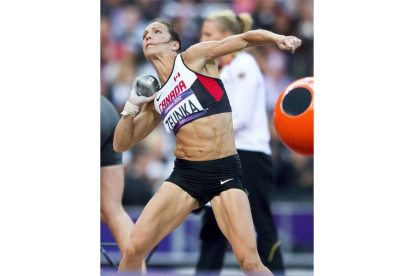 lacanadiense Jessica Zelinka realiza un lanzamiento de peso durante el heptatlón.