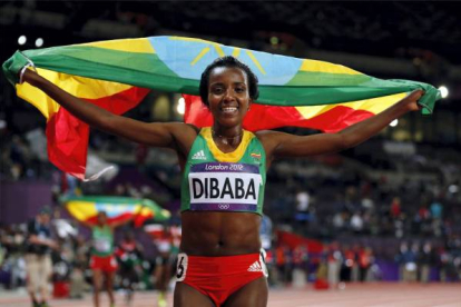 La etíope Tirunesh Dibaba da la vuelta de honor al estadio tra simponerse en los 10.000.