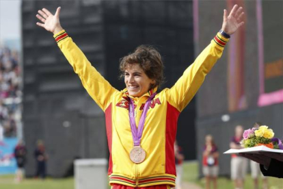 Maialen Chorraut celebra en el podio la medalla de bronce conquistada en la final femenina de kayak de k1 que supone la segunda medalla para España en Londres 2012.
