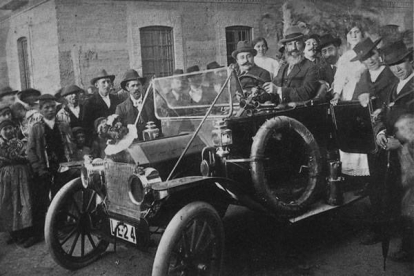 Uno de los primeros coches que hollaron la zona de Astorga. Un acontecimiento de enorme trascendencia. Foto: José González