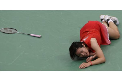 La japonesa Sayaka Sato pide ayuda después de hacerse daño mientras disputaba el partido de badminton contra Tine Baun de Dinamarca en el partido individual femenino. Foto: AP