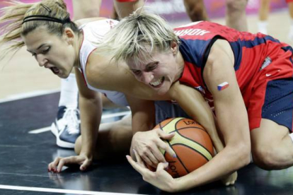 La croata Mirna Mazic (izquierda) y la checa Ilona Burgrova (derecha) pelean por hacerse con la pelota en la ronda preliminar de baloncesto femenino. Foto: AP