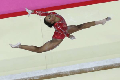 La gimnasta de Estados Unidos, Gabrielle Douglas, durante su ejercicio en las barras en la final del equipo femenino de gimnasia rítmica. Foto: AP