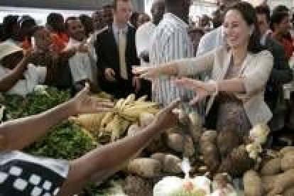La candidata francesa, Segolene Royal  en un acto público ayer visitando un mercado