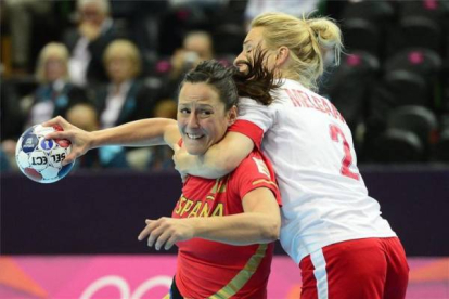 La española Macarena Aguilar Diaz lucha con la danesa Mette Sall durante el partido preliminar del Grupo A de balonmano femenino. España consigue una victoria crucial ante Dinamarca (24-21).