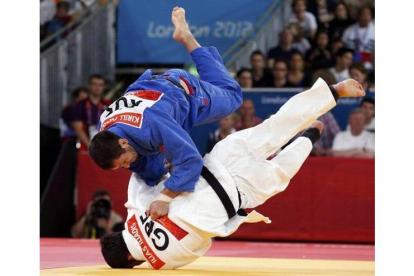 El ruso Kirill Denisov vuela por encima del griego Ilias Iliadas durante un ataque de lucha en la final de judo de la categoría de -90 kilos. Foto: REUTERS