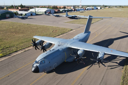 El imponente avión, en las pistas del Aeródromo Militar de León. DL
