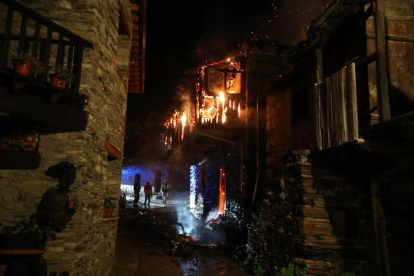 Incendio en Peñalba de santiago. L. DE LA MATA
