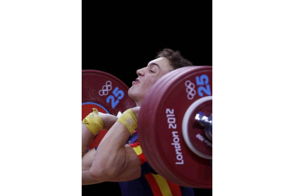 El español Andrés Mata, mientras compite en la categoria de 77 kilos de halterofilia. Foto: REUTERS