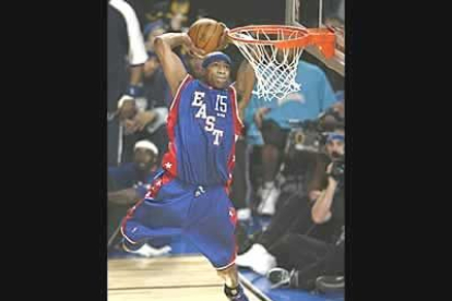 El partido fue espectacular. En la foto, Vince Carter, de los Toronto Raptors, «vuela» para machacar la canasta.