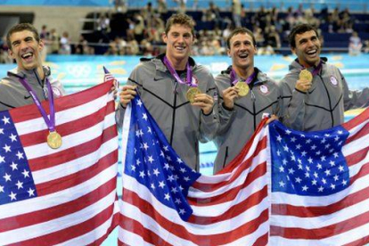 Los estadounidenses Michael Phelps, Conor Dwyer, Ricky Berens y Ryan Lochte posan con la medalla de oro lograda en los relevos 4x200. Foto: AP