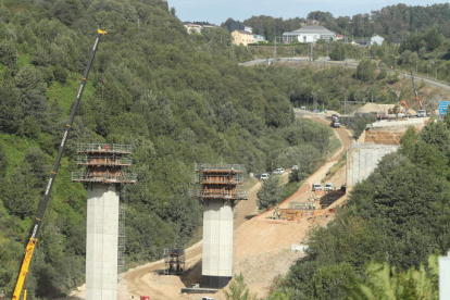 Construcción de las nuevas pilastras del viaducto sentido Madrid. DE LA MATA.
