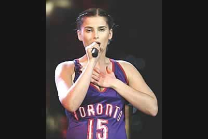 La NBA también se disputa en Canadá. Nelly Furtado fue la encargada de cantar el himno de este país.