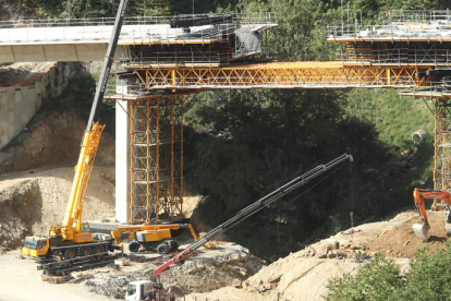 Otro detalle de los nuevos tableros en el viaducto sentido Madrid. DE LA MATA.