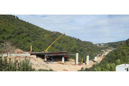 Vista de conjunto de los trabajos que se están desarrollando para abrir uno de los dos viaductos de la A-6, en el límite del Bierzo. L. DE LA MATA.