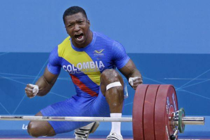 El colombiano Óscar Figueroa durante su turno en el levantamiento de pesas masculino de -62 kilos en el que consiguió la medalla de plata. Foto: AP