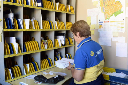 Miles de opositores se examinaron ayer para acceder a un puesto en Correos. NACHO GALLEGO