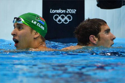 El nadador sudafricano Chad Le Clos arrebata el oro a Michael Phelps en los 200 metros mariposa y se hace con la plata. Foto: AFP