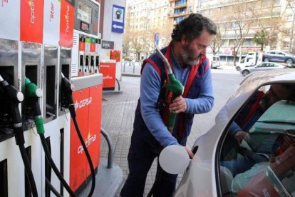 Un conductor reposta en una gasolinera.