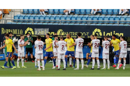 Los jugadores del Albacete Balompié hacen el pasillo al los jugadores del Cádiz CF. ROMÁN RÍOS