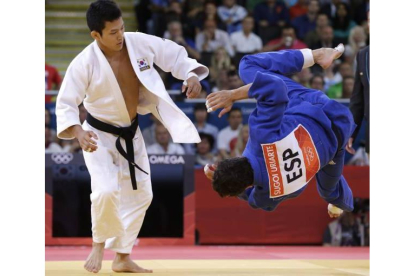 El judoca español, Sugoi Uriarte, de la categoría masculina de -66 kilos, cae derrotado ante el surcoreano Jun-Ho Cho. Foto: AP