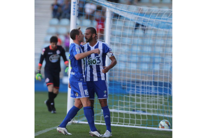 Alan Baró y Yuri celebran el gol del brasileño en el partido del sábado frente al RC Deportivo