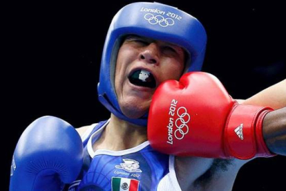 El boxeador Custio Clayton de Canadá elimina de los Juegos al mexicano Oscar Molina, medallista panamercano, en la categoría welter. Foto: REUTERS