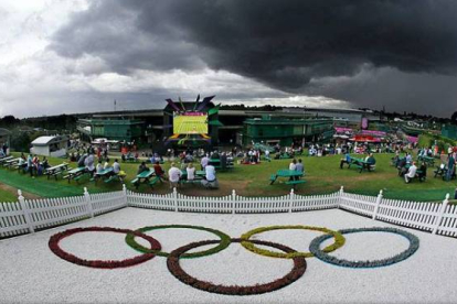 Las nubes negras invaden el cielo de Wimbledon y obligan a cancelar parte de los partidos de tenis. Foto: AP