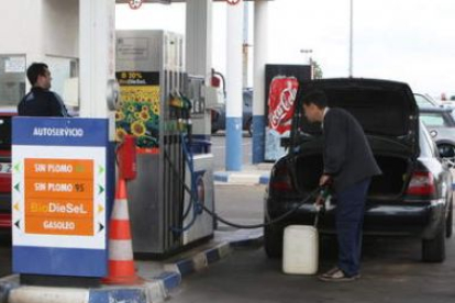 Un cliente carga combustible en una estación de servicio de León, en imagen de archivo.