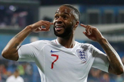 Raheem Sterling se lleva los dedos a los oídos tras marcar el quinto gol de Inglaterra.