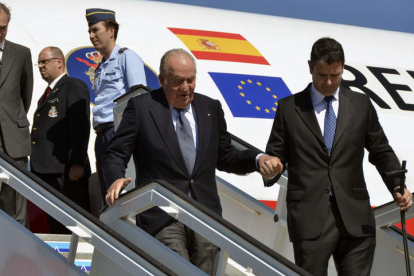 El rey emérito Juan Carlos desembarca del avión a su llegada a La Habana. ROLANDO PUJOL