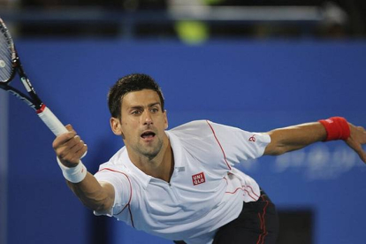 Djokovic devuelve la bola a Tsonga, en un momento de la semifinal del torneo de exhibición de Abu Dabi.