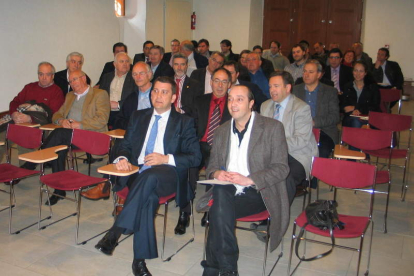 Imagen de los asistentes a la reunión ayer en Valdeorras.