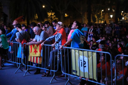 Concentración en el Passeig de Lluís Companys el día 10 de Octubre, durante la comparecencia del president Puigdemont en el Parlament.