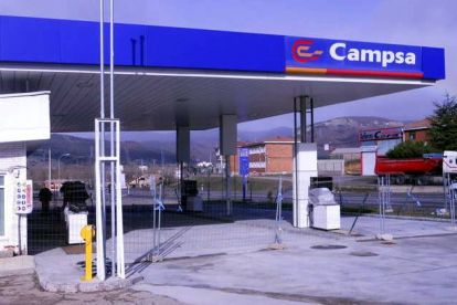 La gasolinera de El Rabizo sigue cerrada desde hace más de tres años y las obras no avanzan.