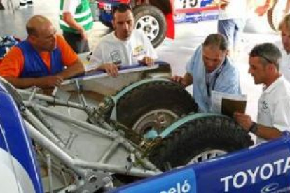 Jesús Calleja supervisa la puesta a punto de su Toyota por parte de los mecánicos del equipo.