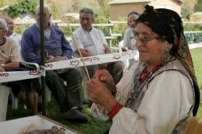 Jacinta Ferrero, de Velilla de la Reina, haciendo una cesta de centeno