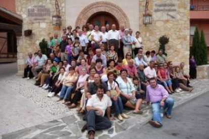 Fotografía de grupo de los asistentes al viaje organizado por Sariegos, con el alcalde a la cabeza.