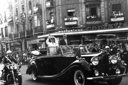 Franco recorre en coche descubierto la calle Ancha durante una vista a León.