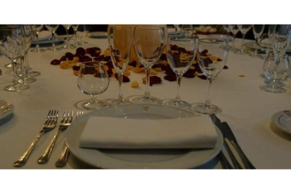 Las parejas de León siguen celebrando su unión con un gran banquete, sin que falte detalle pero con menos invitados.