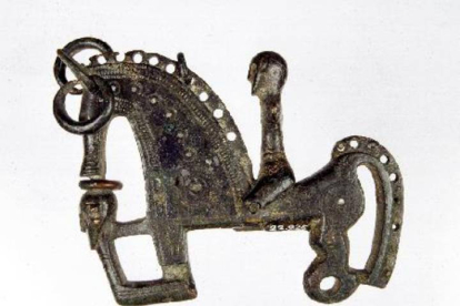 Fíbula de un jinete que está en posesión del Museo Arqueológico Nacional, procedente
de la colección Vives.  MAN