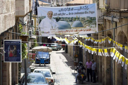 Una pancarta con la fotografía del papa decora una calle en Jerusalén.