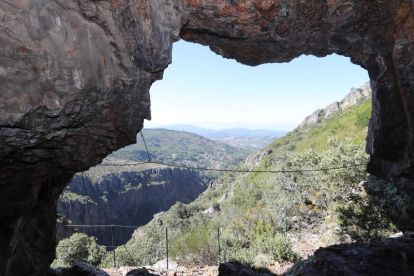 Entrada a la cueva de Librán, en el municipio de Toreno. AFB
