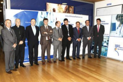 Foto de familia de los premiados y las autoridades asistentes al acto de Clínica San Francisco.