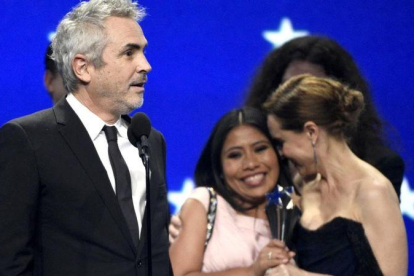 Alfonso Cuarón, Yalitza Aparicio y Marina de Tavira, en los premios Critics Choice