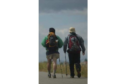 Dos peregrinos cruzan Valverde por el camino Sur.