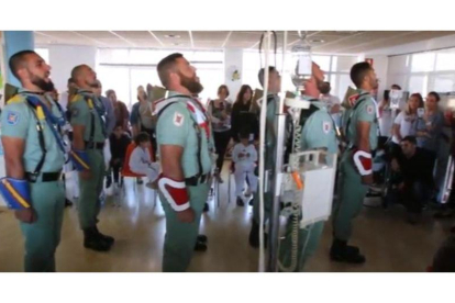 Legionarios cantando 'El novio de la muerte' ante niños enfermos de cáncer en un hospital de Málaga, este lunes 10 de abril.